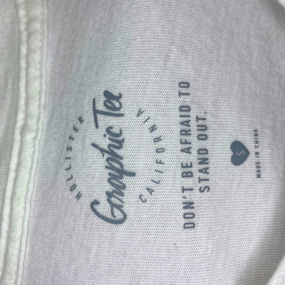 Women’s Cropped white Hollister Graphic Tee - Picture 3 of 4